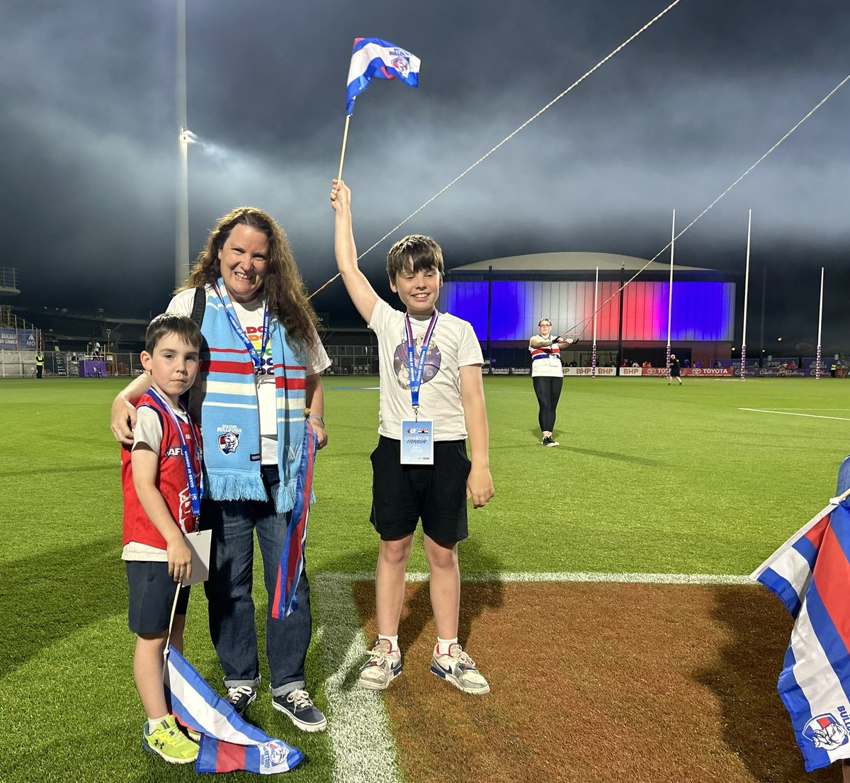 bronkilks's tweet photo. Yesterday we started our day at the G, and finished it off with a visit to our spiritual home in Footscray- pretty special to cheer the girls on in the guard of honour @BulldogsW . Off  to the G this arvo for part 3 of an epic 48 hour footy-fest 🏟️ https://t.co/JMtMJAXA69