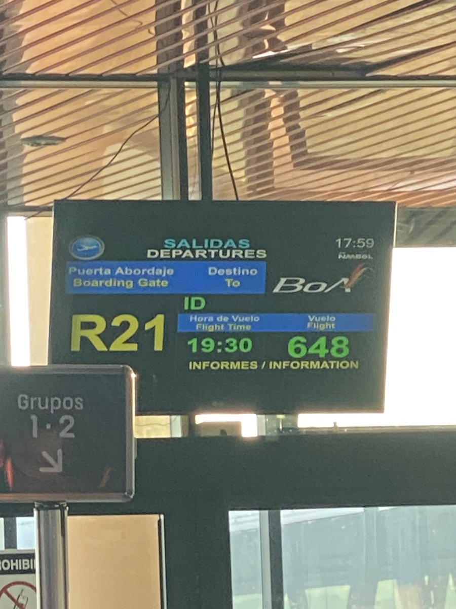 tfregeek's tweet photo. @BoABolivia su vuelo 648 de CBB a VVI que en teoría salía 15:55 hoy se retrasó ya 3 veces. La nueva hora estimada es 19:30 pero dudo que cumplan. Y ningún empleado da la cara. Debería darles vergüenza. No tienen concepto de profesionalismo. https://t.co/PJG5x3ndHw