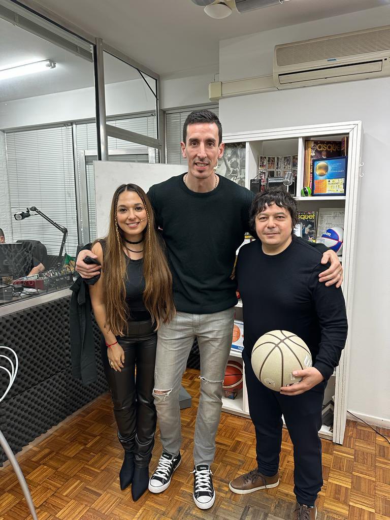 doblesytriples's tweet photo. ¡Muchas gracias @pajaro35marin por la entrevista para @doblesytriples en @ucuweb!
🎙️📱: @macarenalou16 y @adaniyasebas
👚🧢: @YPFGasAkitom y #crearindumentaria
#FedericoMarín #UCUWeb #UCUPlay #LigaNacional @LigaNacional @CASLABasquet #FedeMarín https://t.co/HHh4NtomBn