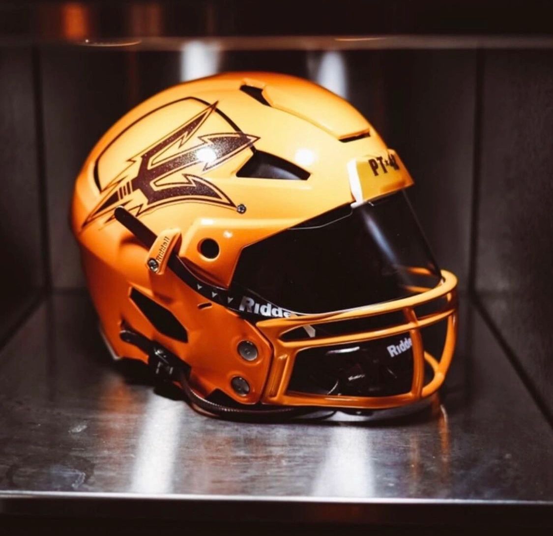lisha0104's tweet photo. Once again🏈Helmets#Champion #GameDay #FantasyFootbal #TrainingCamp #Draft #Offense   #RunningBack #Quarterback #Touchdown #Football #SuperBowl #NFL #Rugby #BroncosCountry #NCAA #love #instagood #photooftheda #fashio #beautiful #happ #cute #tbt #followme #picoftheday https://t.co/YRt8ce79qK