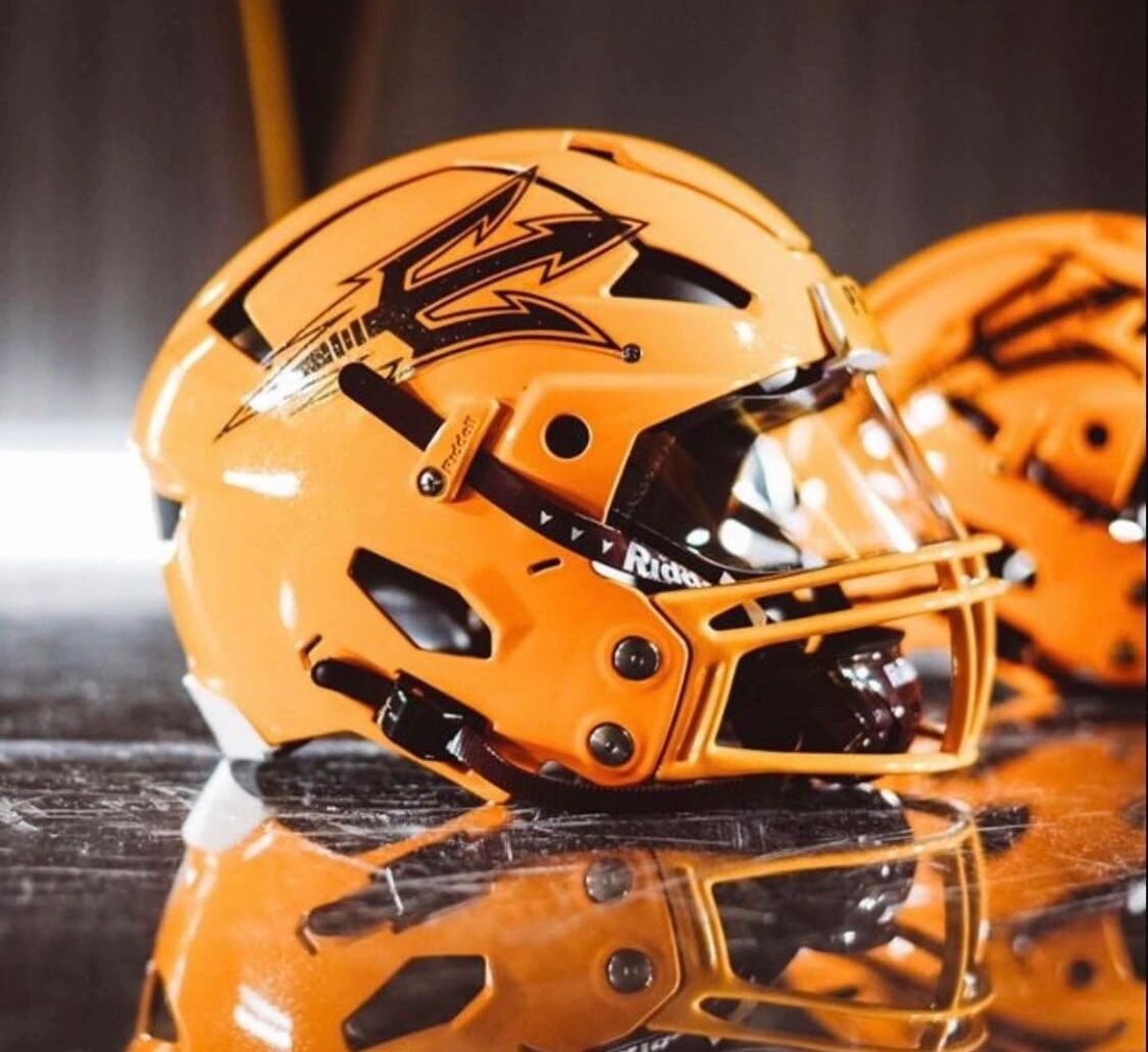lisha0104's tweet photo. Once again🏈Helmets#Champion #GameDay #FantasyFootbal #TrainingCamp #Draft #Offense   #RunningBack #Quarterback #Touchdown #Football #SuperBowl #NFL #Rugby #BroncosCountry #NCAA #love #instagood #photooftheda #fashio #beautiful #happ #cute #tbt #followme #picoftheday https://t.co/YRt8ce79qK