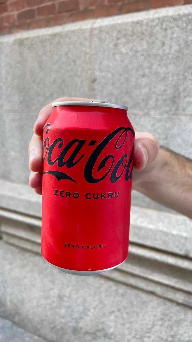 alexbalve's tweet photo. @rickyedit He pillado una coca cola eslovaca en un chino https://t.co/NQIir3NTI3
