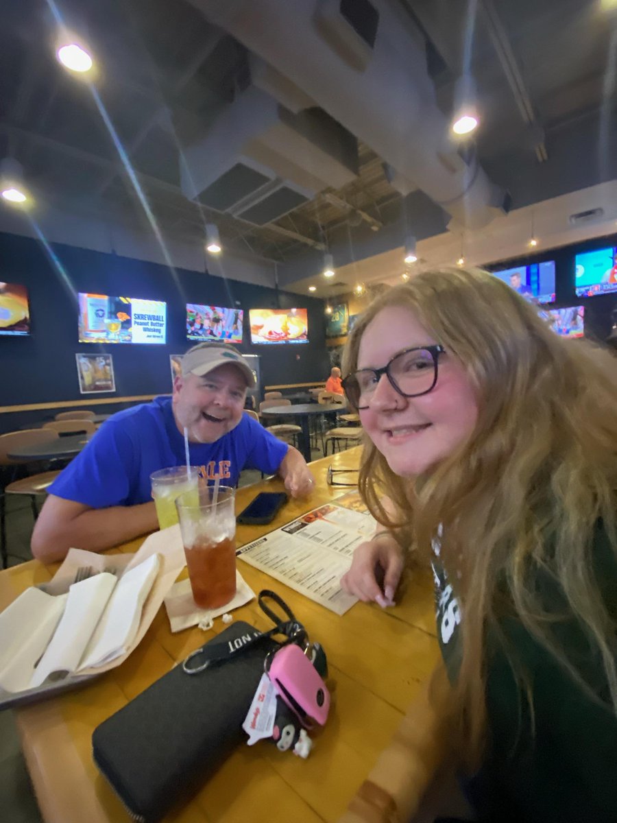 tsandg8r's tweet image. Me: "Hey Ash, goin' to the homecoming f-ball game tonight?"

#TheAsh: "Meh...we gonna lose."

Me: "How bout some @BWWings?"

#TheAsh: "I'll grab my keys."

Daughter-Dad-Dinner-Night👍
#BeatKentucky🐊