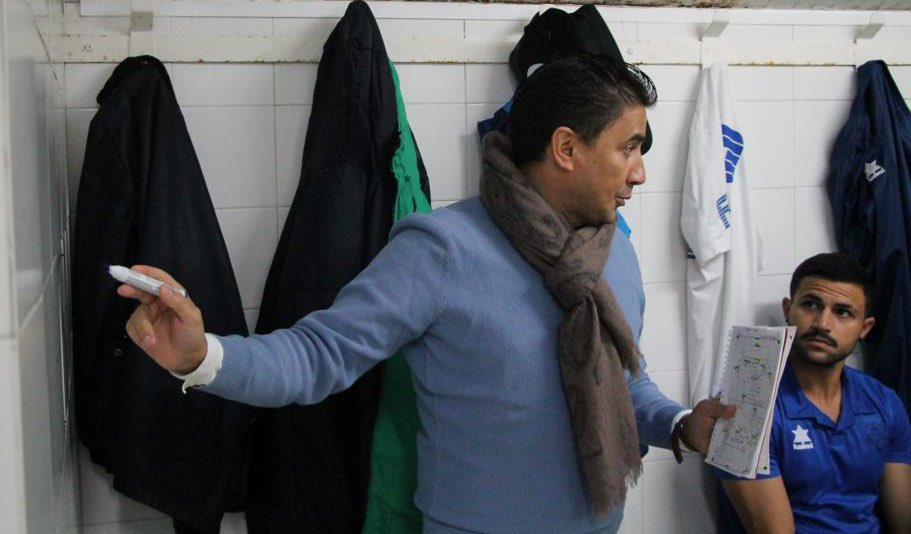 𝗣𝗥𝗜𝗠𝗘𝗥 𝗘𝗤𝗨𝗜𝗣𝗢

Entrevista 🎤 a <a href="/EntrenadorTato/">Tato Giménez</a> 👨🏼‍🏫⚽️ previa al partido 🆚 <a href="/cdbolanego/">C.D.Bolañego</a> ⬇️:

¿𝗖𝗼́𝗺𝗼 𝘀𝗲 𝗲𝗻𝗰𝘂𝗲𝗻𝘁𝗿𝗮 𝗲𝗹 𝗲𝗾𝘂𝗶𝗽𝗼?

“Con el deseo de seguir puntuando de 3 en 3. El ambiente que existe es de ilusión y ganas por lo que está por venir.