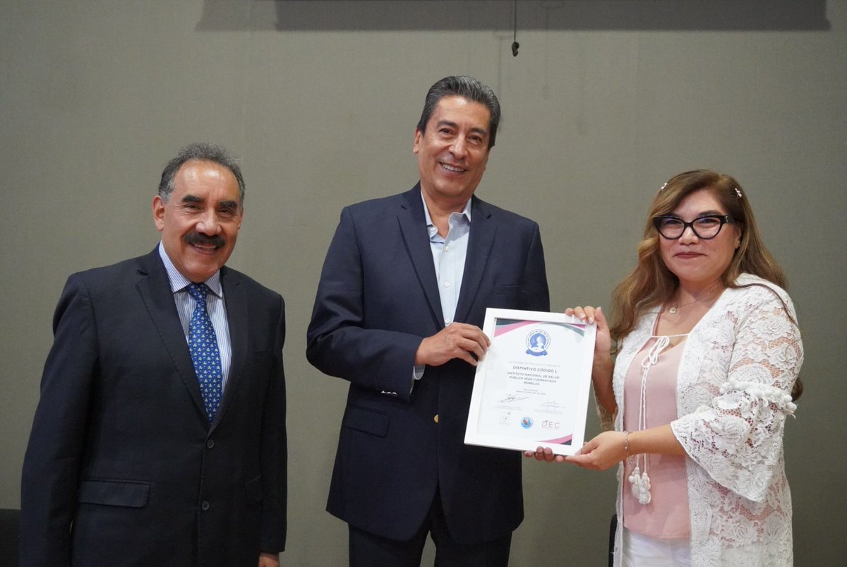 Hoy el <a href="/inspmx/">INSP México</a> recibió el “Distintivo Código L”, un reconocimiento otorgado a la Sala Más Lactancia de nuestra sede en Cuernavaca. 

Agradezco a la Dra. <a href="/IvonneRamirezS/">Ivonne Ramirez Silva</a> y su equipo por el trabajo realizado, así como al Dr. Alejandro Chávez por participar en esta ceremonia.