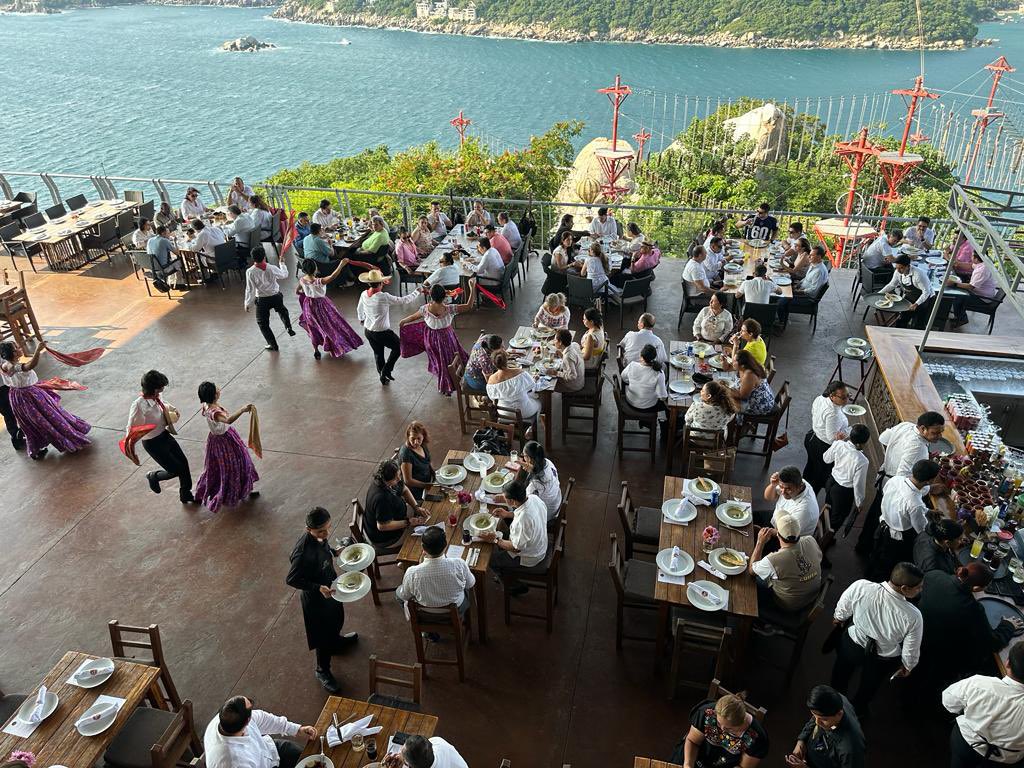 PeninsulaRests's tweet photo. ¡Muchas gracias por su preferencia! 👌

Hoy tenemos un Grupo en casa.🍽️

En #PenínsulaRestaurantes tenemos el lugar perfecto para tu próximo evento.😎🫶

Grupos, celebraciones y mucho más.🎉

Informes y reservaciones ⬇️
☎️ 744 383 4218 https://t.co/IqW2h7i9EH