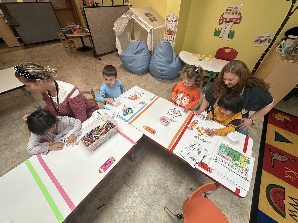 Our kindergarten RISE learners spent our in-class speech time learning about fall and making leaves!! #MineolaProud <a href="/MeadowDriveElem/">Meadow Drive School</a>