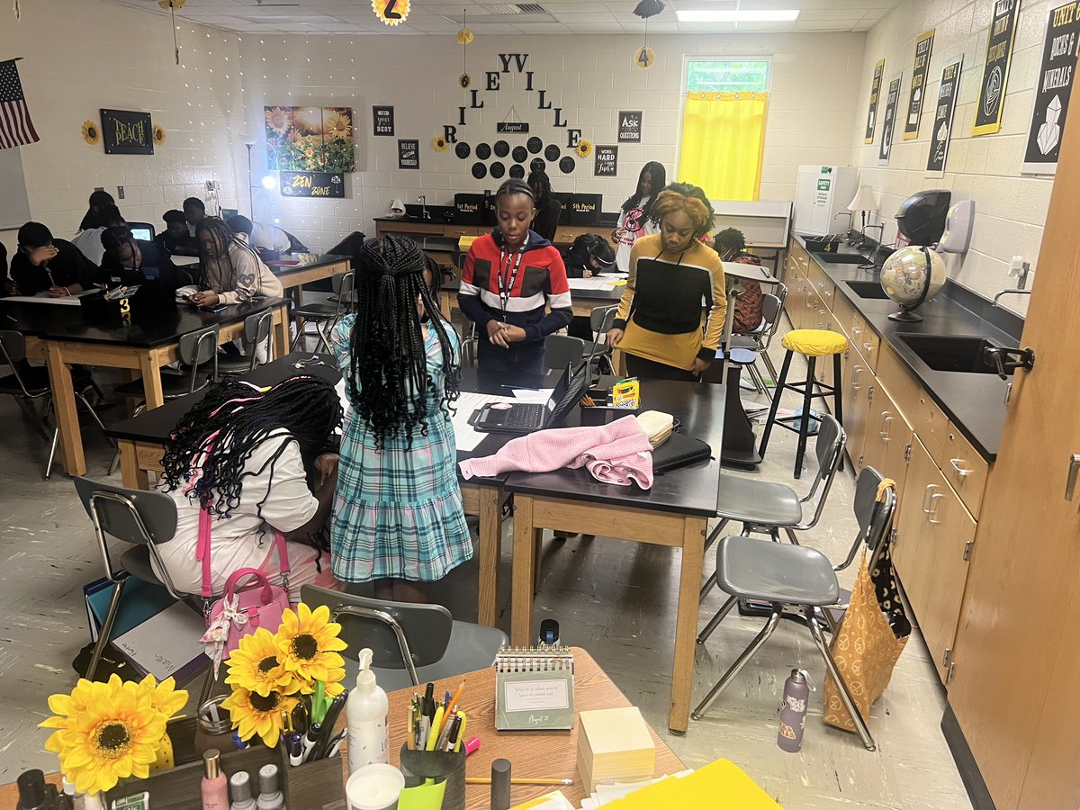 RileyVille_WMS's tweet photo. Ss engaging in TPTs, Collaborative Peer Learning, analyzing and interpreting data to compare and contrast the planets in our solar system! #TPT #RileyvilleScholars #ScienceLearning @wcsWMS  @serveandlead613 @melanie_kellam https://t.co/5mJvJycDiR