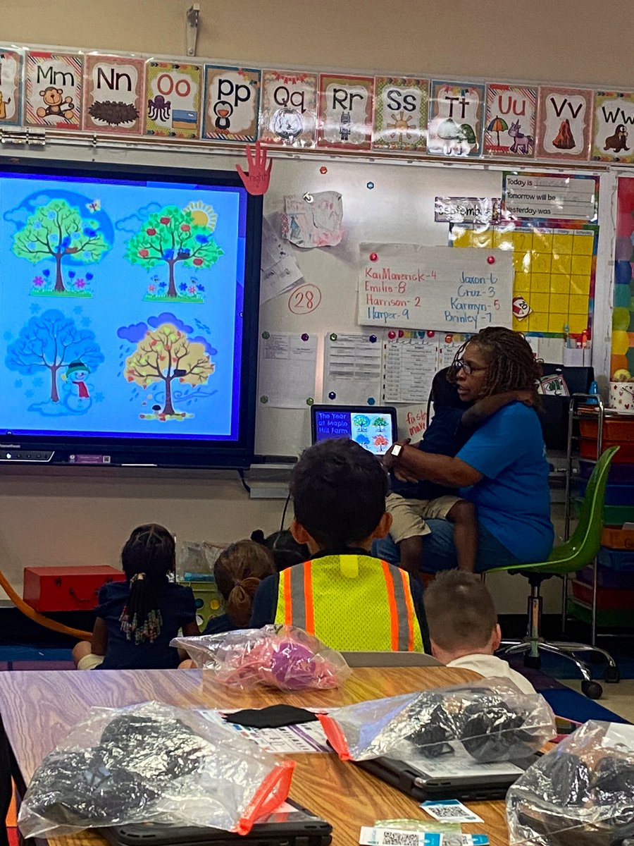 ChristinaHulin's tweet image. Kindergarten teachers are Heaven sent. ❤️ This picture is proof that a nurturing classroom environment is essential to learning. @APSB_official #SorrentoPrimary #LearningWalk