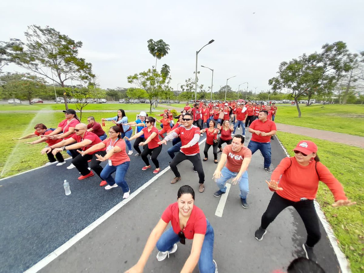 Salud_Guayas's tweet photo. Aquí también se desarrolló la Caminata denominada "Por un Corazón Invencible", misma que consistió en recorrer 2 km.

Se entregó medallas 🏅 a todos los participantes y además hicieron bailoterapia💃 con el fin de reducir los niveles de estrés a través de actividades recreativas. https://t.co/6qsb3iDbYb