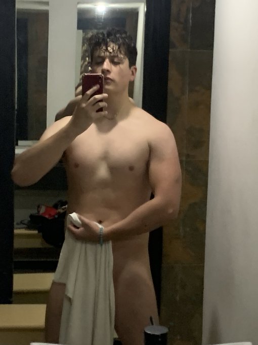 A veces se me para ba&ntilde;andome 🔥🥴 https://t.co/SgouNy0lqw https://t.co/wefWxTcMTW