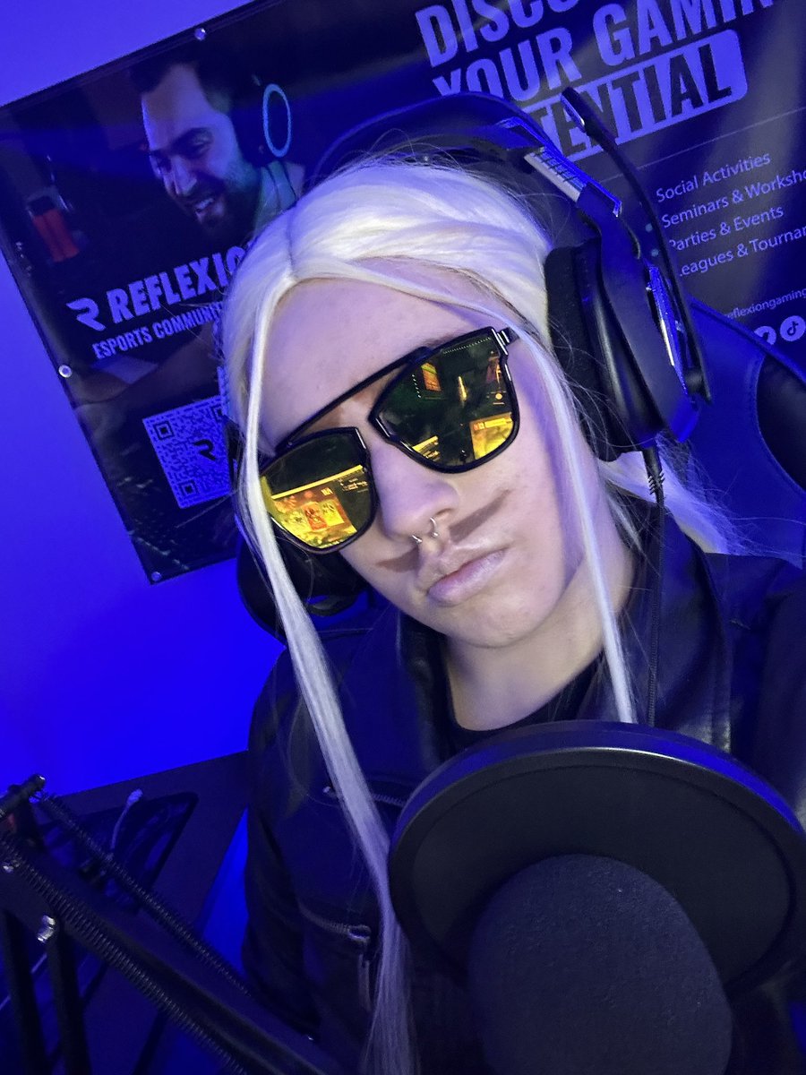 Reid is going live on twitch!!! 

m.twitch.tv/reflexionofc

Make sure to hop on and watch him play overwatch in cosplay 

#presentmic #cosplayer #streamer #cosplaystreamer #gamer