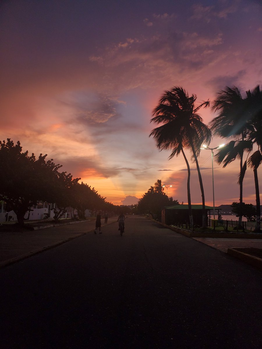 Militza04's tweet photo. Tenias días sin captar un atardecer, hoy cuando salía de la residencia a pasear al perruno salí de espalda al atardecer y un vecino me dijo ya vio esa belleza, cuando voltee vi esta majestuosidad. Se los comparto
#lechería #playaloscanales https://t.co/LnyWU4WNau