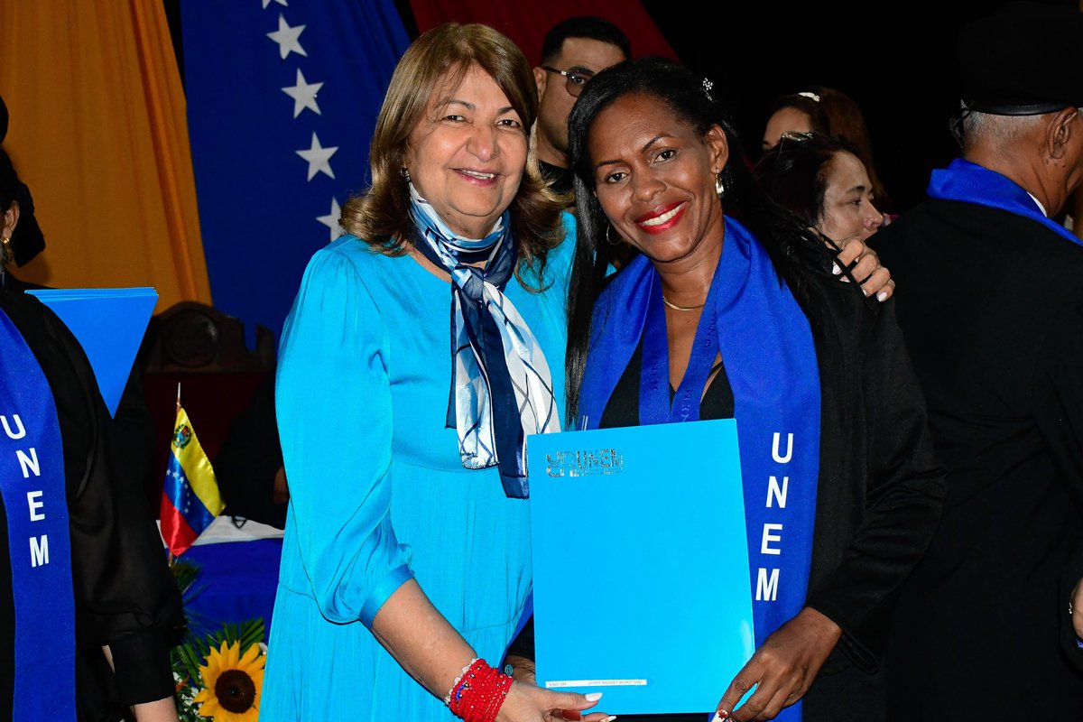 iQué orgullo! 

A todos los graduados, mi bendición para que sigan transitando este camino hermoso que es enseñar, educar y al mismo tiempo aprender. Me siento muy orgullosa de cada uno de ustedes por todo el desafío que han asumido en estos tiempos. 

<a href="/NicolasMaduro/">Nicolás Maduro</a>