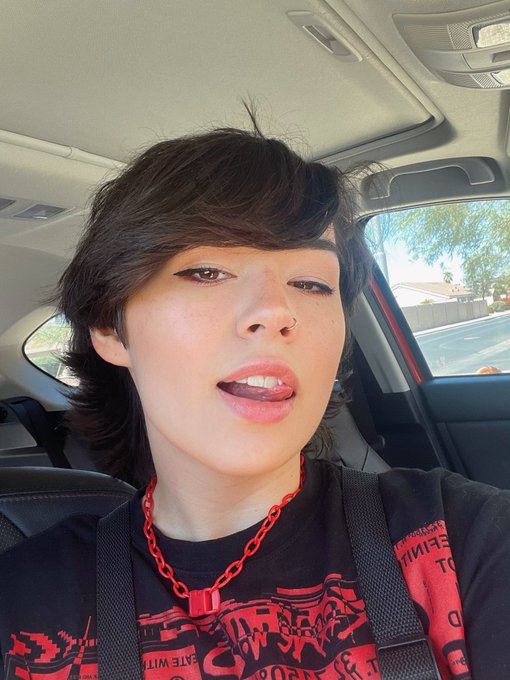 would any beautiful women like to make eye contact with me (please) https://t.co/ragAAP3LNV