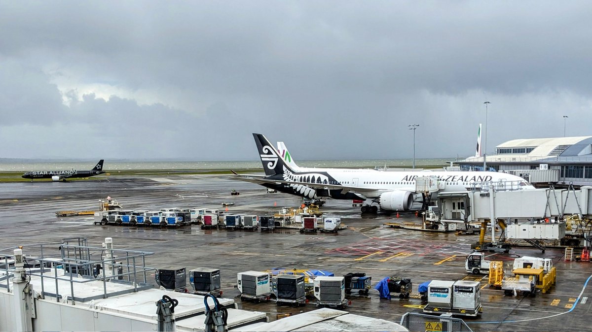 Kei te haere matou ki te 30000 ft i runga i te waka rererangi We are heading to our happy place at 30000ft (on the airplane), enroute to the US. Ka kite anō Aotearoa