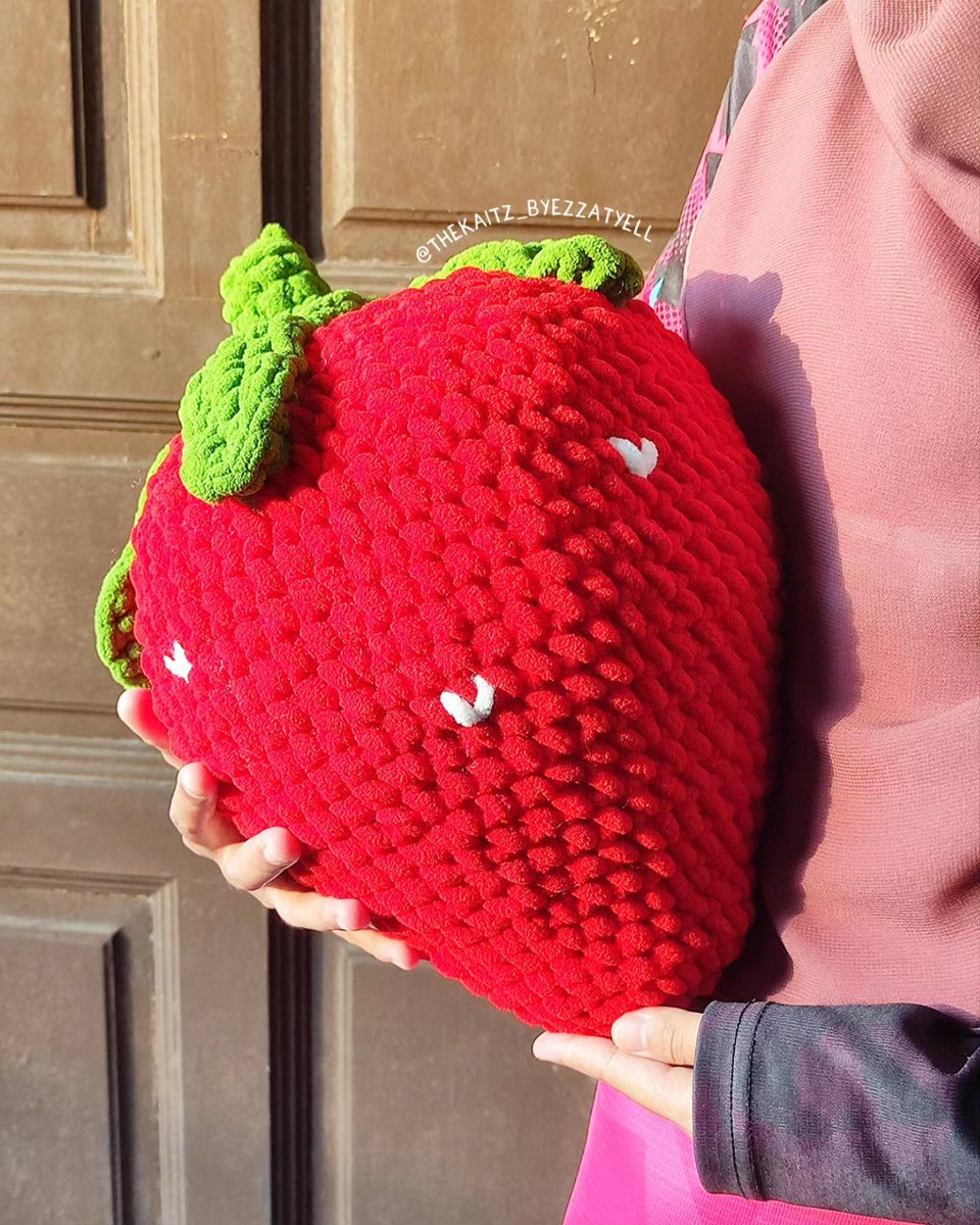 The_Kaitz's tweet photo. 🍓 Strawberry Plushie 🍓
Dah lama dah tak buat plushie gebu macam ni. InsyaAllah, akan datang lebih banyak plushie comel comel Zaty buat ✨ #crochetplushie #crochet #plushiecrochet https://t.co/AXdFu6MZ5K