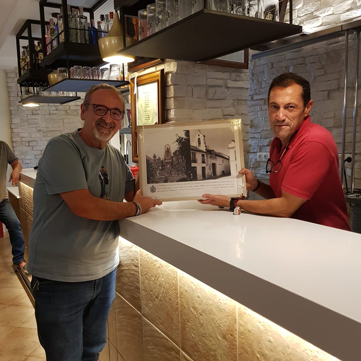 Villaviciosa_of's tweet photo. Le deseamos a nuestro hermano Antonio Millán, los mejores éxitos en esta etapa del Bar Casa Millán, que continúa en un renovado establecimiento de San Juan de Letrán, donde se fundó hace casi un siglo esta taberna y donde residió nuestra Hermandad hasta 1974.
@barcasamillan https://t.co/6DZhloTnpk