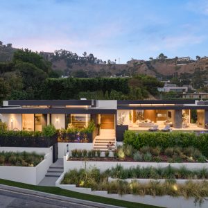 Brand New Architectural Estate with Sparkling City Lights Panorama dlvr.it/SwndcG
