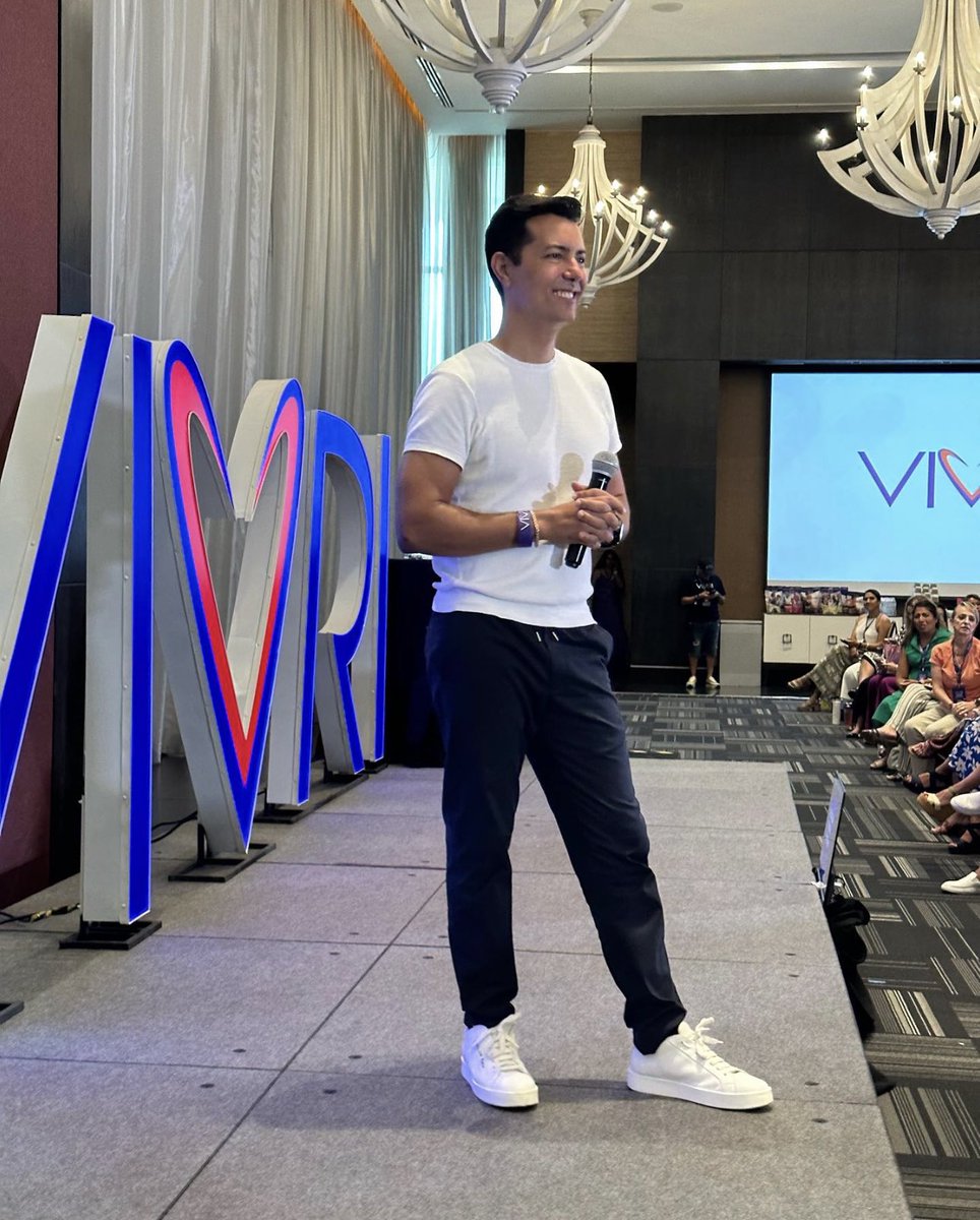 myVIVRI's tweet photo. Muy feliz de compartir con todos ustedes una vez más en #LeadershipAcademy

¡Gracias a todos por estar aquí! https://t.co/qqQ4x8hLUi