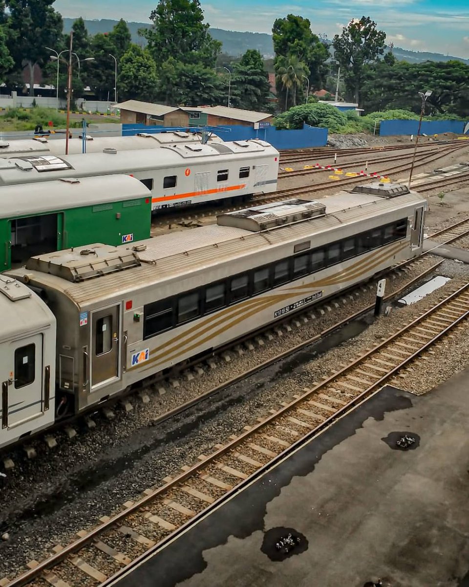Untukmu yang jauh di sana. Kita jangan takut menjadi serpihan yang tidak tertata, penuh curiga, dan ada kalanya terasa hampa.

Cukup banyak sih, cara kita merayu waktu agar bisa bertemu. Karena, sejauh apa pun jarak itu, coba untuk sebentar saja kembali dan mengabari sejauh mana
