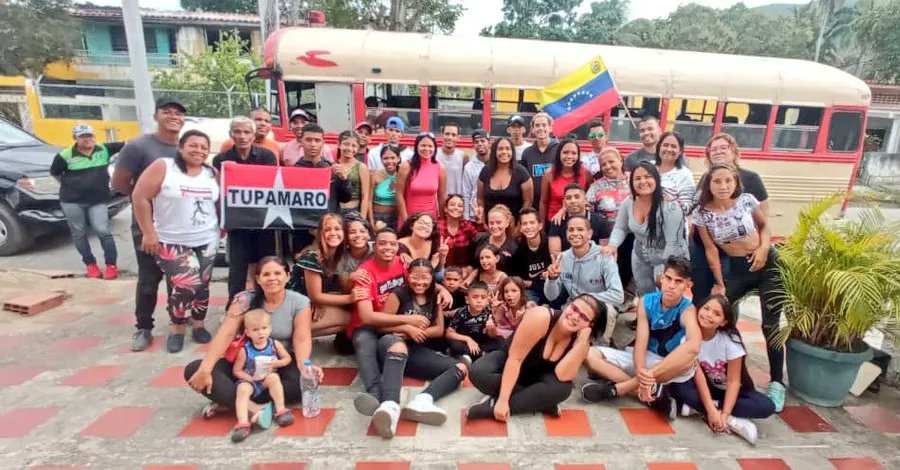 AlexaLiscano's tweet photo. Aquí no vamos a dejar nunca que nos quieran arrebatar nuestros sueños y el de nuestros hijos, estamos más que claros cuál es nuestro horizonte y ese es defender con uñas nuestra amada patria 
#JuventudTupamaroConMaduro https://t.co/75Lz0gCTc6