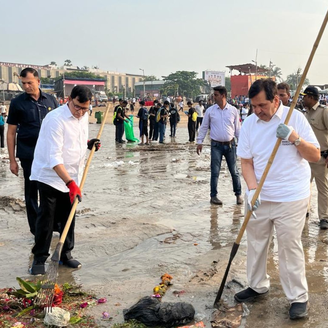 Inspiring day at Juhu Beach! Joined AmrutaFadnavis, Asif Bhamla, Rajkumar Rao, Jackie Bagani, & Bhamla Foundation for a successful clean-up drive after Ganesh visarjan. Let's make Mumbai cleaner & greener! 💚🌏 #BJP #Bamlafoundation #cleanupdrive #bjp4india #bjp4maharashtra