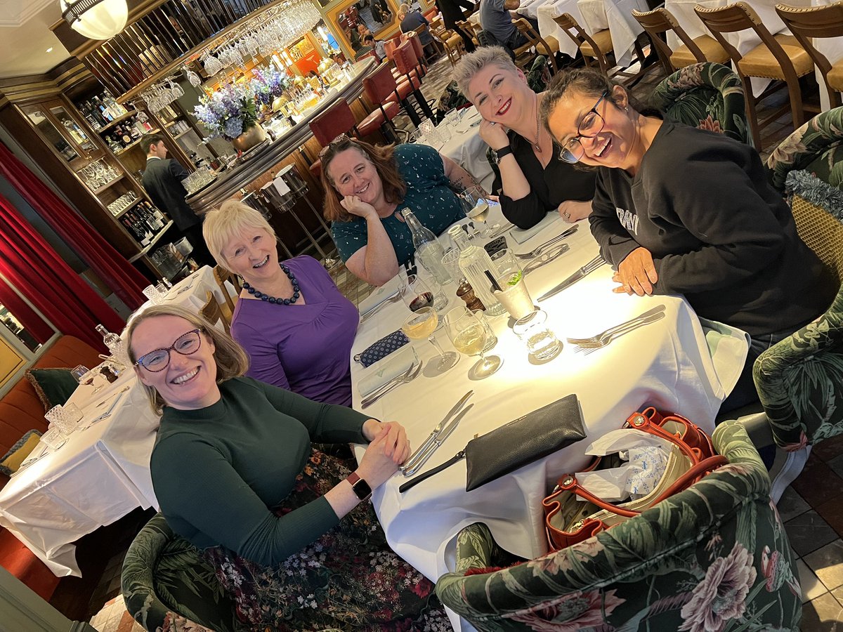 #WomenEd 🇨🇭 are in the #london house for the first global unconf since 2019. @LizAMFree is flying the Swiss flag as part of the global strategic leaders and trustees team of the <a href="/WomenEd/">WomenEd 10%Braver #DisruptiveWomen</a> global #charity