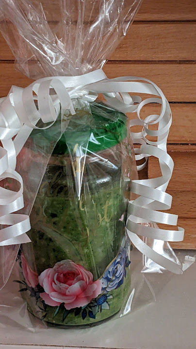 LizCollet's tweet photo. Pesto aus der kleinen Lindenburg
aus jenen Basilikumtöpfen, die Kunden beim Gmiasstandl anderntags nimmer kaufen hätten wollen (remember?)
Der Bitte einer Kollegin, davon ein Glasl meines hausgemachten Pestos zu bekommen, komme ich heute gern nach.
#Countdown1 #SoIstDasAufDemLand https://t.co/OXql0ivsQf