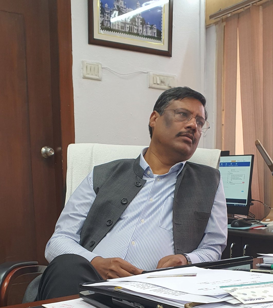 ManishPandeyLKW's tweet image. आज आई ए एस अफसरों की तबादला लिस्ट में आलोक कुमार साहब का नाम देखकर मैं हैरान रह गया । पिछले हफ्ते दिल्ली यात्रा के दौरान सरकार के एक बहुत बड़े अफसर से चर्चा हुई थी । उनका कहना था की आलोक कुमार जी बहुत शानदार काम कर रहें है चिकित्सा शिक्षा विभाग में । आलोक कुमार जी तबादला देखकर ये…