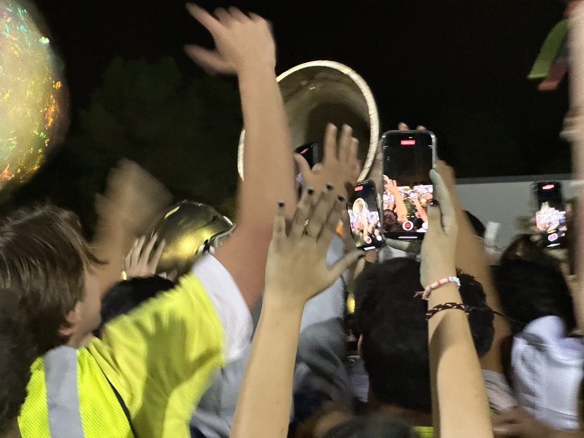 SouthOCsports's tweet photo. FINAL: San Juan Hills 27, Tesoro 24

After Tesoro grabs the lead late, Stallions score at the buzzer to take the Battle for the Bell in stunning fashion and remain undefeated. 🔔

@sjhhsfootball is 7-0 for the first time since 2015. Stallions have never been 8-0. @sjhhsathletics https://t.co/q7sB3m6QYs