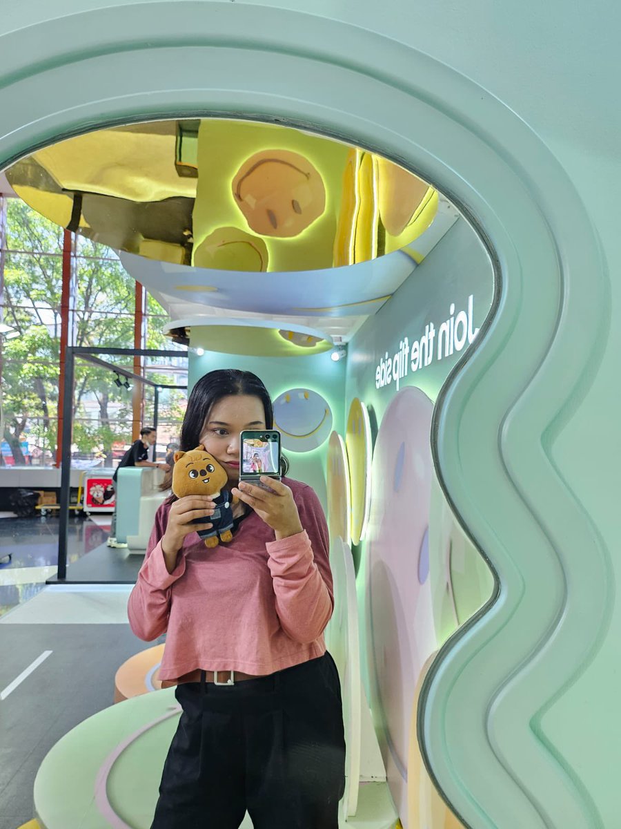 lieurnya's tweet photo. @samsungID #JoinTheFlipSide #GalaxyZFlip5 #JoinTheFlipSelfie https://t.co/hwVxEAiTPJ