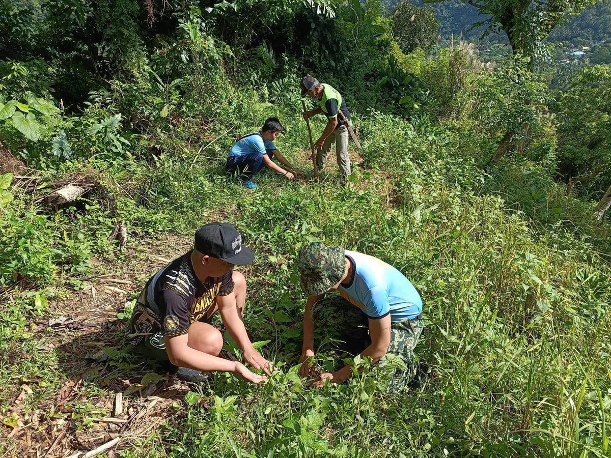 605thA's tweet photo. Aklan MARPSTA personnel, under the supervision of PLT BENJAMIN O CABRILLOS, SC, together with personnel of Second Aklan PMFC, and Triskelion Nabas Council,  conducted Tree Planting Activity held at Brgy Tagororoc, Nabas, Aklan.
#SerbisyongNagkakaisa
#ToServeandProtect https://t.co/aZRRREMFCR