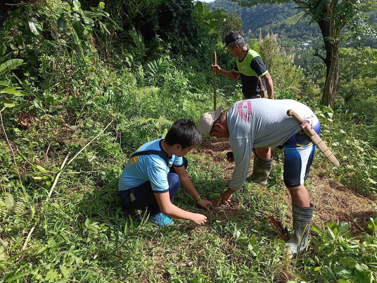 605thA's tweet photo. Aklan MARPSTA personnel, under the supervision of PLT BENJAMIN O CABRILLOS, SC, together with personnel of Second Aklan PMFC, and Triskelion Nabas Council,  conducted Tree Planting Activity held at Brgy Tagororoc, Nabas, Aklan.
#SerbisyongNagkakaisa
#ToServeandProtect https://t.co/aZRRREMFCR