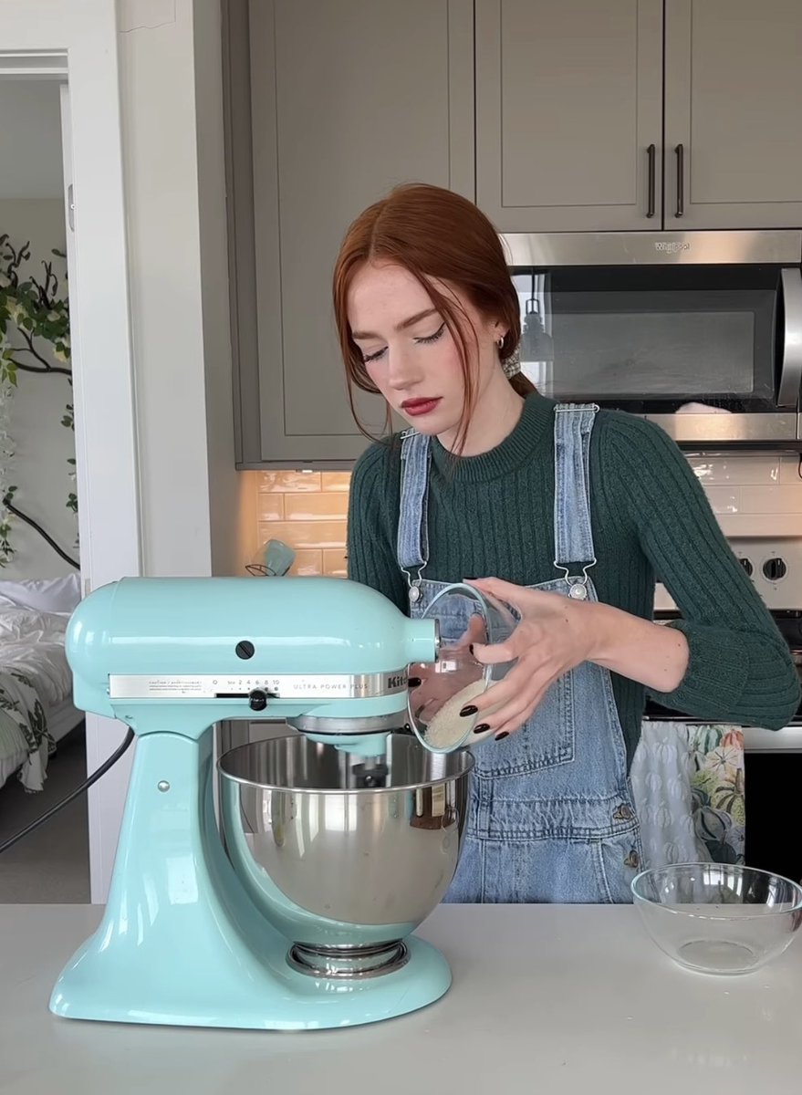 ⠀
      “ไหนๆก็จะเปิดเทอมแล้ว มีใครอยากทานขนมมั้ยคะ”

      #จะส่งขนมให้คนที่มารีทวิต 
⠀