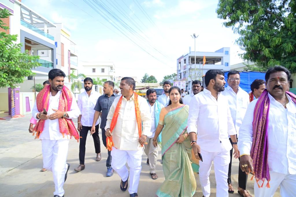 GMRMLAPTC's tweet photo. అమీన్పూర్ మండల పరిధిలోని పటేల్గూడ గ్రామంలో ఒక కోటి 65 లక్షల రూపాయల అంచనా వ్యయంతో చేపట్టిన పలు అభివృద్ధి పనులను ప్రారంభించిన @GMRMLAPTC గారు. హాజరైన స్థానిక ప్రజాప్రతినిధులు. 
@TelanganaCMO 
@BRSparty 
@KTRBRS 
@BRSHarish https://t.co/cPB7qLDs5e