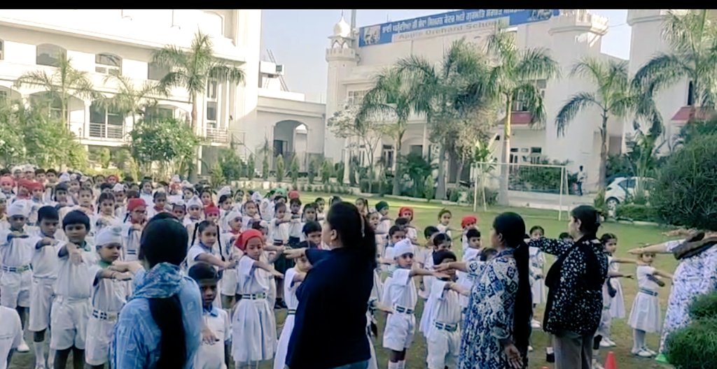 Students and teachers of #Bkjsappleorchardschools' took
*PANCH PRAN*  #PLEDGE  under the campaign #Marmettimeradesh
#AmritKalashYatra #PMModiji #CBSE
