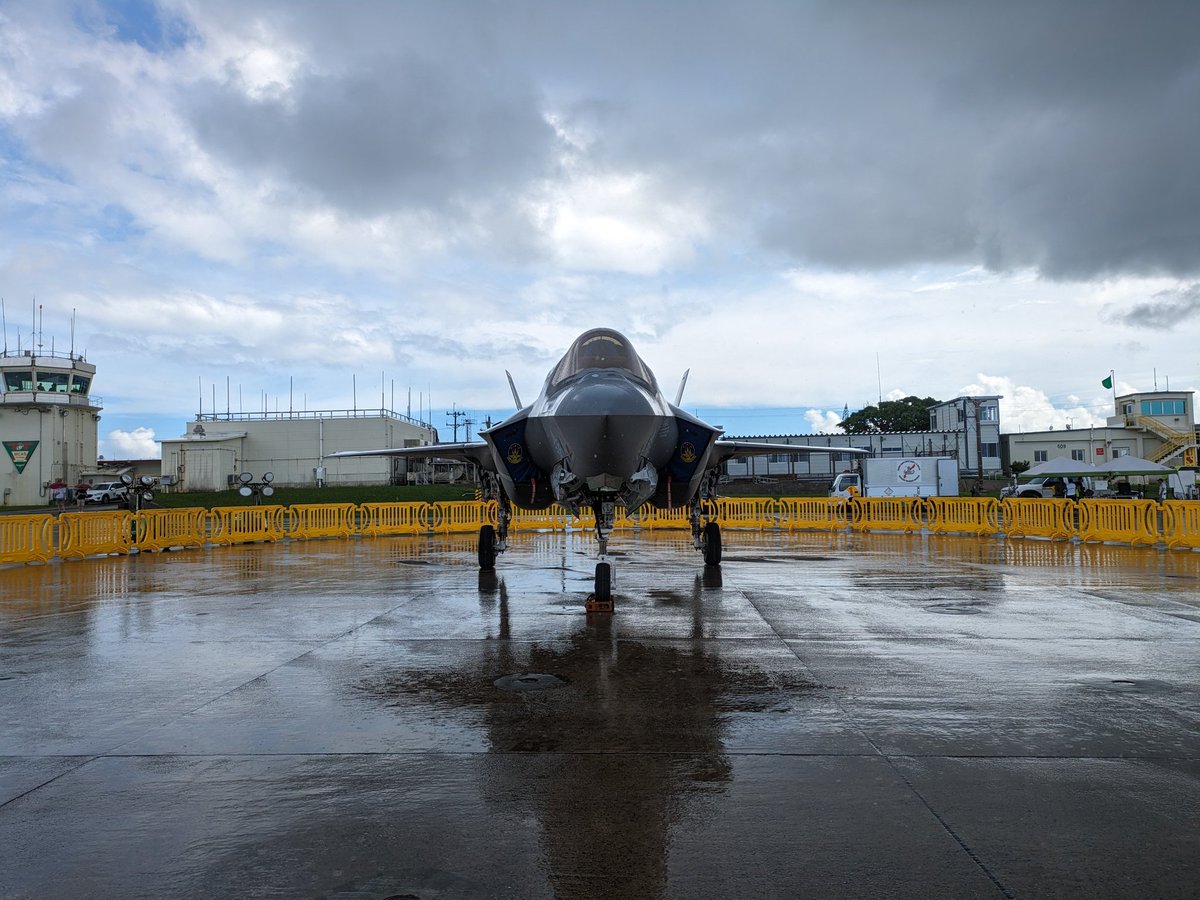 yutakasancom's tweet photo. 普天間フライトラインフェスタ　F-35　lightning２展示されてるー https://t.co/gASpgo9UnH