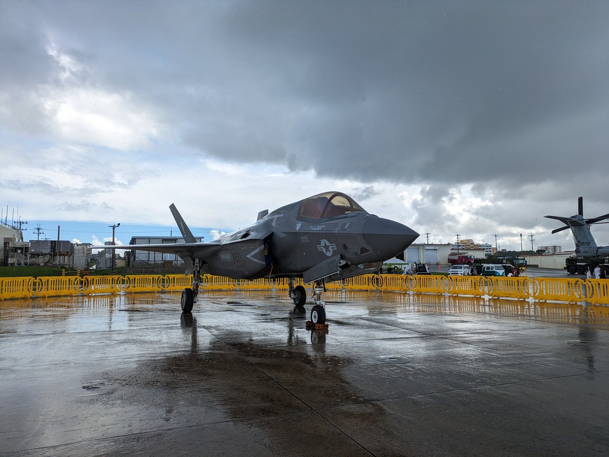 yutakasancom's tweet photo. 普天間フライトラインフェスタ　F-35　lightning２展示されてるー https://t.co/gASpgo9UnH