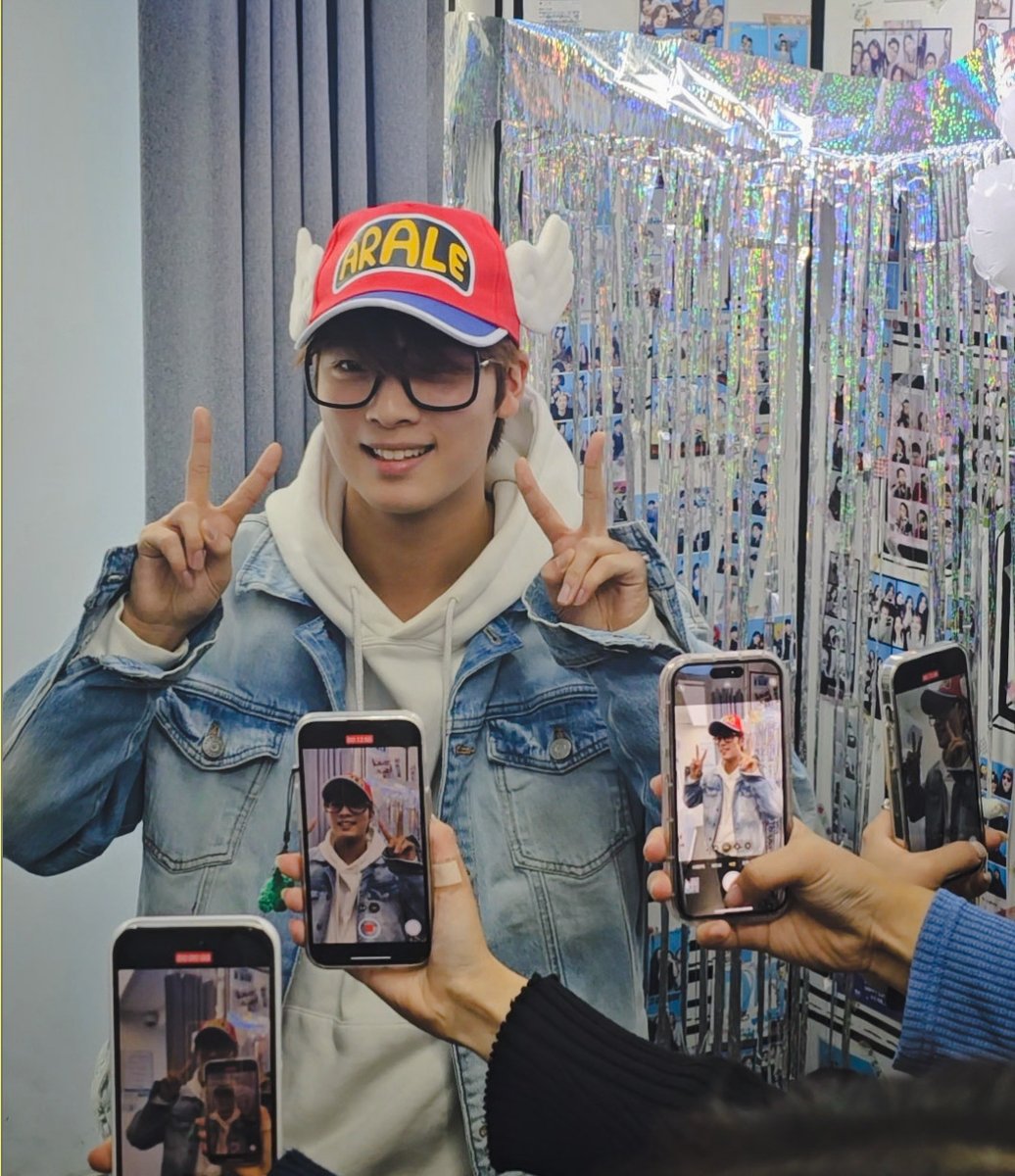 Ljw_kitten's tweet photo. 하루 지나버린 준성데이!!
늦었지만 다시 한번 축하해
준성이 행복해하고 웃는거보니까 나도같이 덩달아 즐거웠던 하루🫶🏻
멀리서 오신 @omjn__님의 간식과 포카 감사해요
#Happy_Junseong_Day
#대장대장_왜_햄스터의_마을에_놀러오지_않는거야
#GHOST9 #CHOIJUNSEONG
#고스트나인 #최준성 #HBD_JS https://t.co/iKwlTbRegd