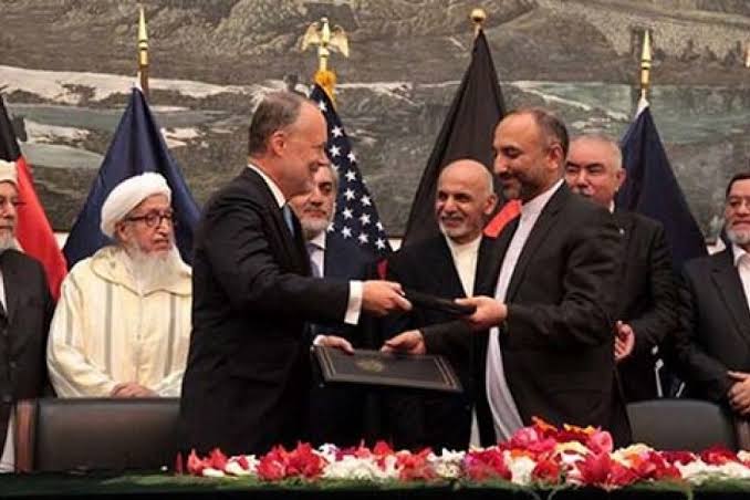 FaribaKhpolwak's tweet photo. که د کابل او واشنګټن ترمنځ د امنیتي تړون ګټو ته پام وکړو، زیانونه یې تر ګټو زیات دي، ځکه یوازې د افغانستان د مرکزي سیمو په خوندي کولو سره د ټول افغانستان امنیت خوندي نه کیدل
#AFG_Sold 
۱ https://t.co/Zy5wrGtU9V