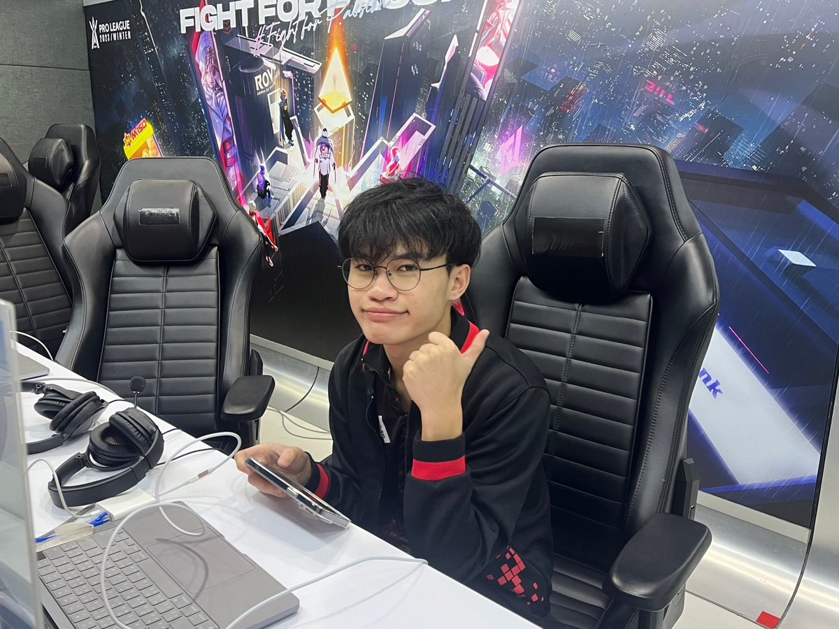 kogesports_th's tweet photo. พวกเรากำลังจะเริ่มเกมแรกแล้ว อย่าลืมมาส่งกำลังใจเชียร์น้องๆ #kognewgen ได้ที่ #RPL2023Winter 🦅🦅

#เคโอจีเค้าเอาจริง #daerevers #toey_glasses #DCMAC #Danunaiza #PuPu #putter_jakkapat https://t.co/V30l0WCKhW