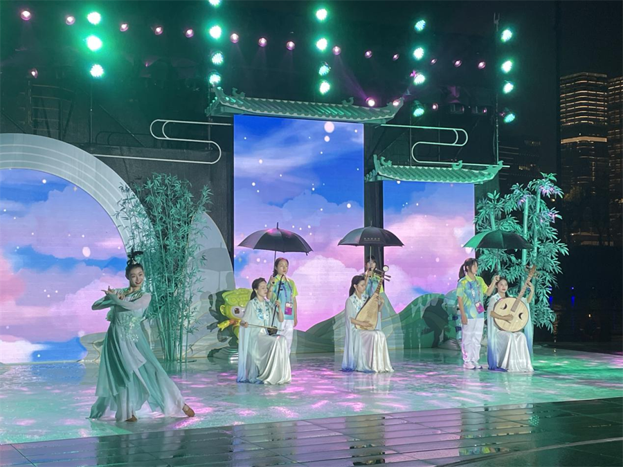 HolaFujian's tweet image. In these few days, the big red lanterns hung high in the #AsianGames Village restaurant. When the Asian Games sports event coincides with the annual Mid-Autumn Festival, people make #mooncakes, enjoy lanterns, solve riddles, and engage in seal carving... How lively is it in the