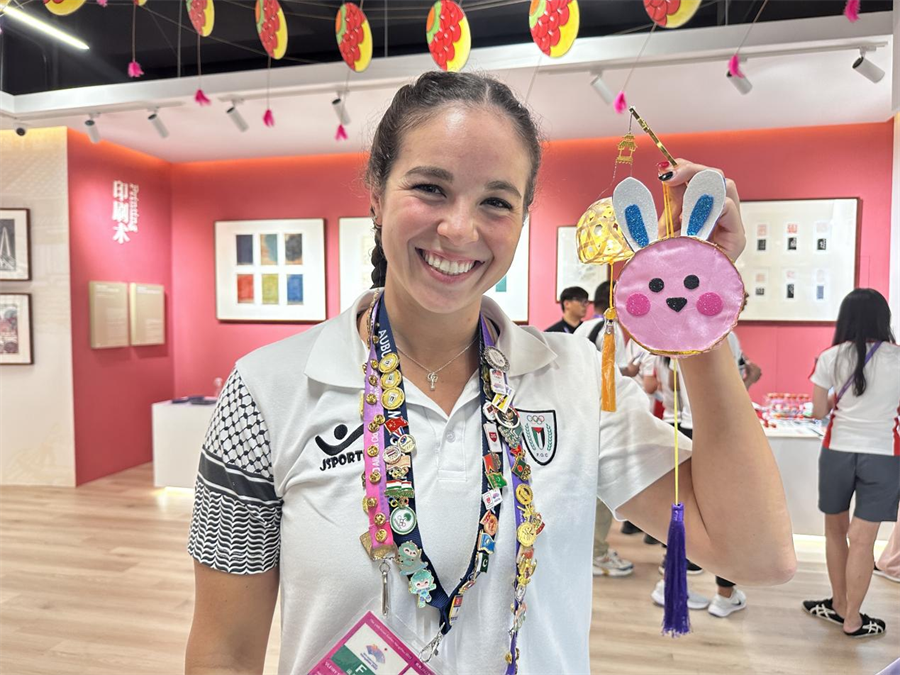 HolaFujian's tweet image. In these few days, the big red lanterns hung high in the #AsianGames Village restaurant. When the Asian Games sports event coincides with the annual Mid-Autumn Festival, people make #mooncakes, enjoy lanterns, solve riddles, and engage in seal carving... How lively is it in the