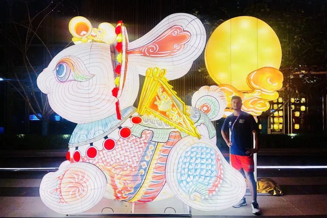 HolaFujian's tweet image. In these few days, the big red lanterns hung high in the #AsianGames Village restaurant. When the Asian Games sports event coincides with the annual Mid-Autumn Festival, people make #mooncakes, enjoy lanterns, solve riddles, and engage in seal carving... How lively is it in the