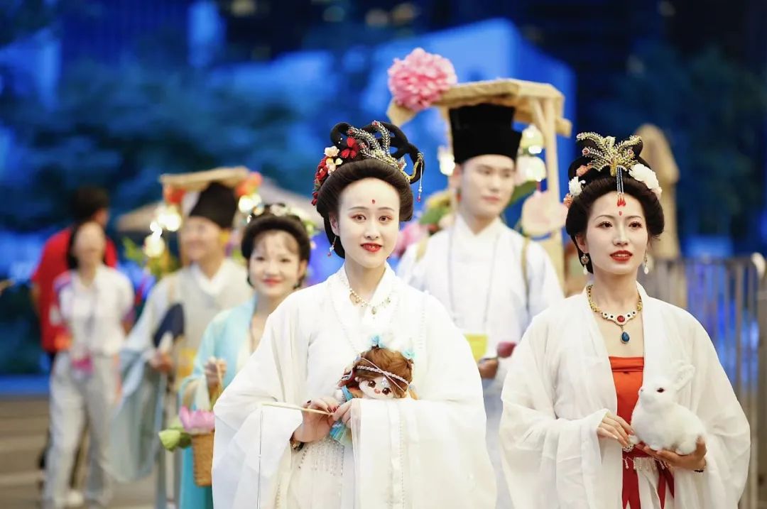 HolaFujian's tweet image. In these few days, the big red lanterns hung high in the #AsianGames Village restaurant. When the Asian Games sports event coincides with the annual Mid-Autumn Festival, people make #mooncakes, enjoy lanterns, solve riddles, and engage in seal carving... How lively is it in the