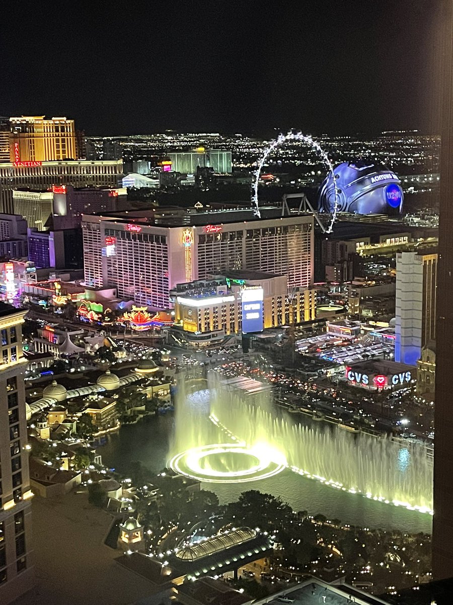 bluediamond3x5's tweet photo. 今週も終わり~!
お疲れ様でした。
ハイ乾杯~🥂
#bellagioの噴水
#spagoのバー
#vdara
#penthousesuite https://t.co/CyVQGuquqg