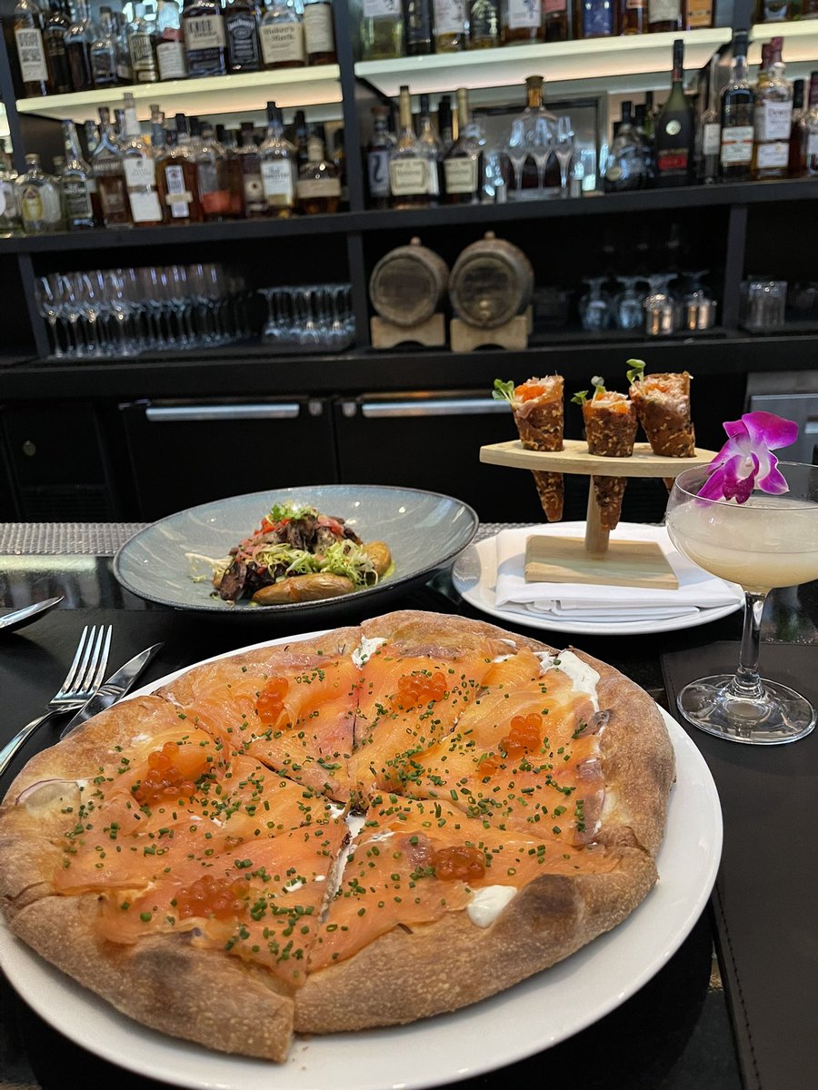 bluediamond3x5's tweet photo. 今週も終わり~!
お疲れ様でした。
ハイ乾杯~🥂
#bellagioの噴水
#spagoのバー
#vdara
#penthousesuite https://t.co/CyVQGuquqg