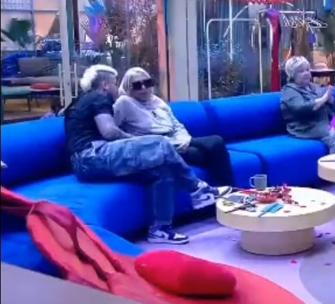 GHSINMACHISMO's tweet image. Me da pena, pero me alegro de ver esta escena. Karina debe de echar de menos a Alex, que no la dejaba sola. Después del apuñalamiento Alex muy dolido. #GHVIP29S #GHVIP30S
