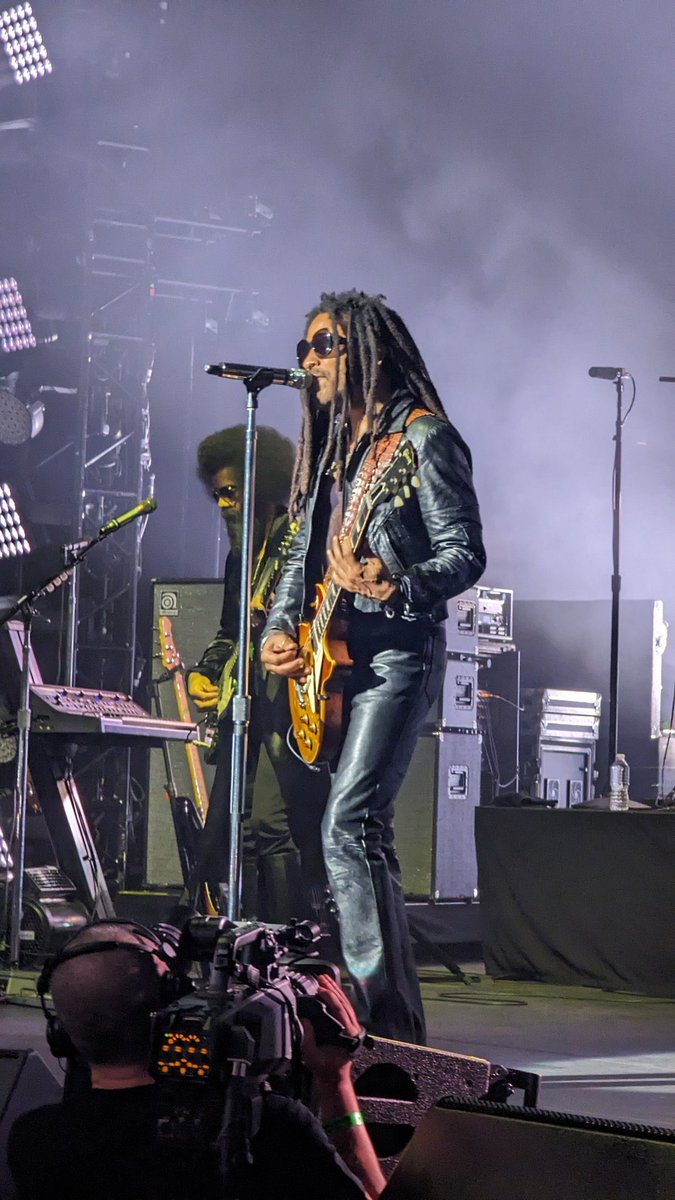 MrManXRP's tweet image. Lenny kravitz was at the #Properparty.
Shoutout to my man @Shak00r96 for the photos.